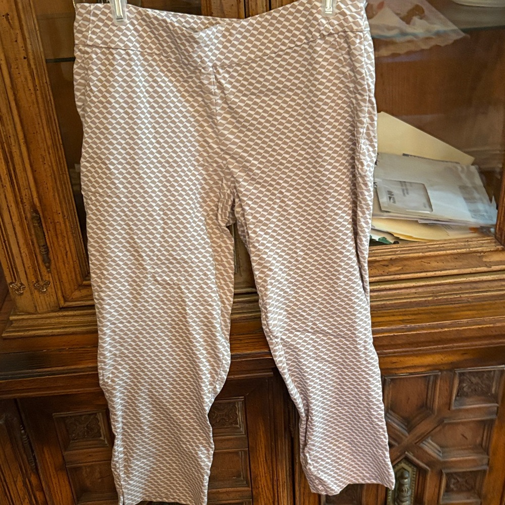 Stylish Women's Capris in Cream Pattern